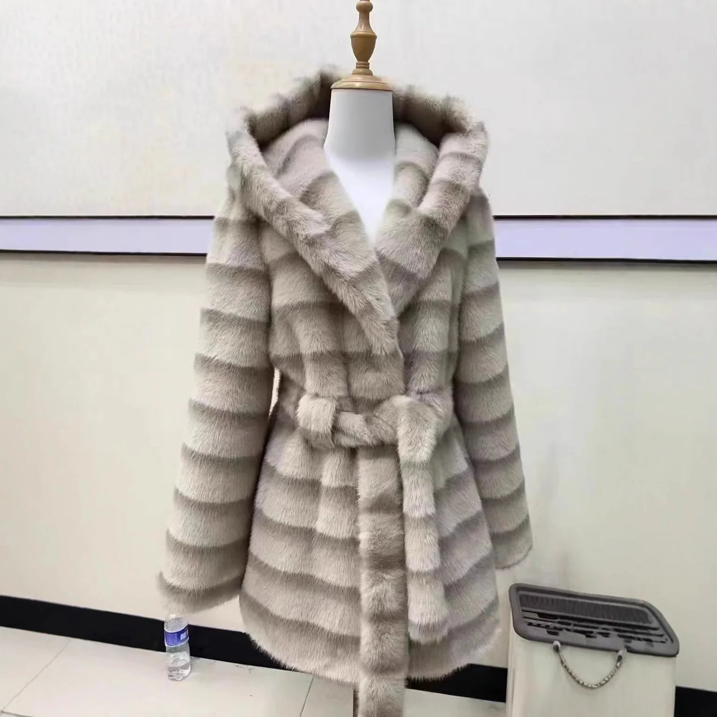 A New Eco-friendly Fur Coat with A Hood Young Sweet and Noble Imitating Fur and European Mink Fleece One-piece Coat Fashion Warm
